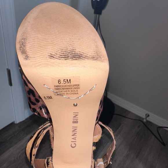 Gianni Bini Tan and Black Heels with Platform 6.5M - Picture 5 of 5